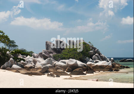 Formation rocheuse naturelle sur la plage de sable blanc sur la côte en Belitung Island dans l'après-midi, l'Indonésie. Banque D'Images