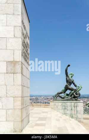 L'une des deux petites statues sur la colline Gellert, qui s'asseoir au pied de la Statue de la liberté, à Budapest, en Hongrie, ce l'un d'un homme terrassant un dragon. Banque D'Images