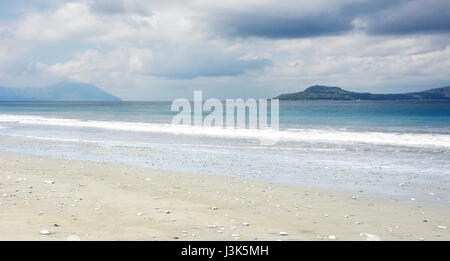 Plage de sable blanc vide avec peu de pierres et les vagues de l'océan bleu clair à Bajawa Ruting Flores dans la matinée. Banque D'Images