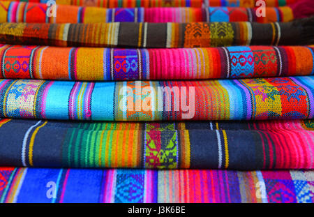 Une pile de tissus traditionnelle des Andes ou les textiles vendus sur le marché de l'artisanat d'Otavalo, Équateur. Banque D'Images