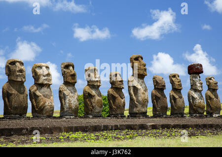 L'ahu Tongariki, giant moai sur l'île de Pâques Banque D'Images