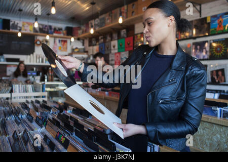 Jeune femme dans un magasin de disques. Banque D'Images