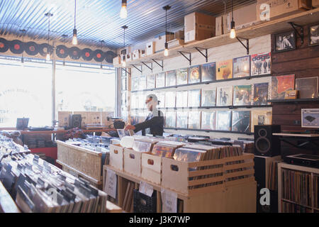 Jeune femme dans un magasin de disques. Banque D'Images