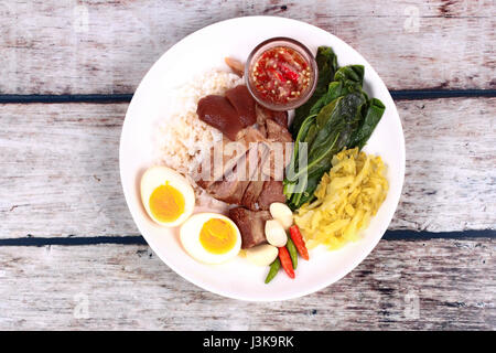 Chinois Thai Food,riz au jasmin avec ragoût de jarret de porc garni œufs durs,bouillir le chou vert,le piment,l'ail et le navet mariné avec sauce aigre-piquante.Call Kha Banque D'Images