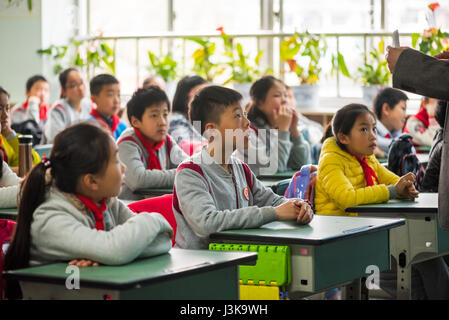 Chengdu, province du Sichuan, Chine - 31 mars 2017 : Professeur donnerait une leçon à des enfants dans une salle de classe chinoise Banque D'Images