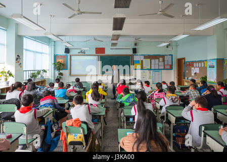 Chengdu, province du Sichuan, Chine - 31 mars 2017 : Professeur donnerait une leçon à des enfants dans une salle de classe chinoise Banque D'Images