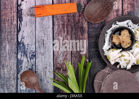 Dessert thaïlandais à la vapeur, enveloppement de la farine de coco purée de patates douces recouvertes par appel de coco Khanom Tom en thaï servi dans la plaque noire avec feuilles de pandan et ki Banque D'Images