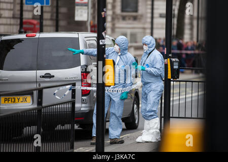 Londres, Royaume-Uni. 27 avril, 2017. Les agents de police forensic mener des enquêtes à l'intérieur un cordon après qu'un homme a été arrêté portant des couteaux à Whitehall. Banque D'Images