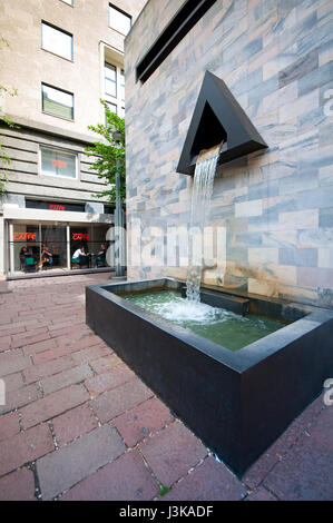 L'Italie, Lombardie, Milan, Via Sandro Pertini, Rue Monument par l'architecte Aldo Rossi, Fontaine Banque D'Images