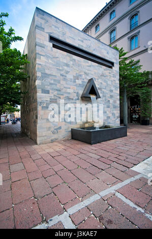 L'Italie, Lombardie, Milan, Via Sandro Pertini, Rue Monument par l'architecte Aldo Rossi, Fontaine Banque D'Images