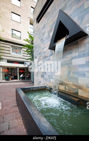 L'Italie, Lombardie, Milan, Via Sandro Pertini, Rue Monument par l'architecte Aldo Rossi, Fontaine Banque D'Images