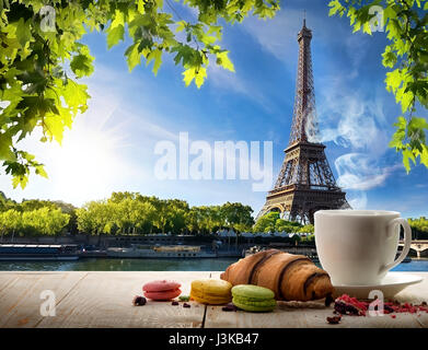 Le petit-déjeuner avec café et pâtisserie sur la table près de la Tour Eiffel à Paris, France Banque D'Images