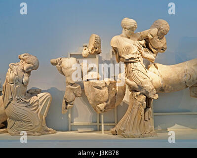 Bataille de Lapiths Centaures et sculptures de Temple de Zeus à Olympie le Musée. Banque D'Images