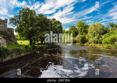 La Suir qui coule à travers la ville de Cahir, comté de Tipperary, Irlande Banque D'Images