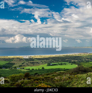 Voir vers le nord sur la baie de Tralee à partir de au-dessus du village de camp sur la péninsule de Dingle, comté de Kerry, Irlande, avec de spectaculaires formations de nuages Banque D'Images