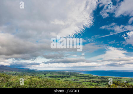 Voir vers le nord sur la baie de Tralee à partir de au-dessus du village de camp sur la péninsule de Dingle, comté de Kerry, Irlande, avec de spectaculaires formations de nuages Banque D'Images