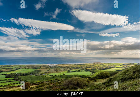 Voir vers le nord sur la baie de Tralee à partir de au-dessus du village de camp sur la péninsule de Dingle, comté de Kerry, Irlande, avec de spectaculaires formations de nuages Banque D'Images