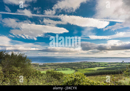 Voir vers le nord sur la baie de Tralee à partir de au-dessus du village de camp sur la péninsule de Dingle, comté de Kerry, Irlande, avec de spectaculaires formations de nuages Banque D'Images