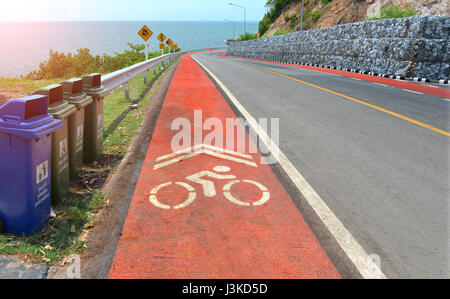 Symbole d'avertissement de trafic et de protection de l'enseigne pour bike lane sign dans la route de montagne photo avec éclairage solaire. Banque D'Images