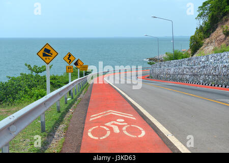 Symbole d'avertissement de trafic et de protection de l'enseigne pour bike lane sign dans la route de montagne photo avec éclairage solaire. Banque D'Images