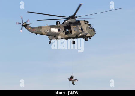 La marine allemande Westland Sea King Mk.41 hélicoptère sur une formation en recherche et sauvetage de l'exercice de treuillage Banque D'Images