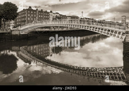 Le Ha'penny Bridge, officiellement connu sous le nom de Liffey Bridge, au cours d'une calme Rivière Liffey, le centre de Dublin, Irlande Banque D'Images