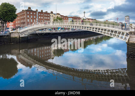 Le Ha'penny Bridge, officiellement connu sous le nom de Liffey Bridge, au cours d'une calme Rivière Liffey, le centre de Dublin, Irlande Banque D'Images