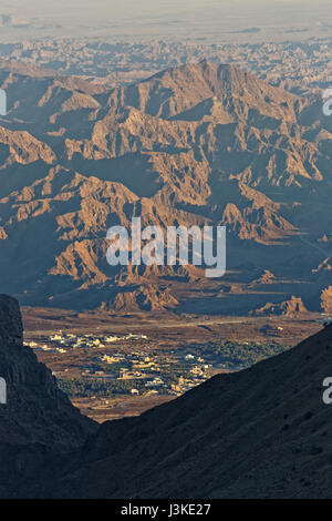 Vue du haut des montagnes de Jabal Akhdar à bas pour villages - Sultanat d'Oman Banque D'Images