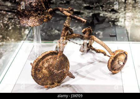 Hiroshima, Japon - 28 Avril 2014 : Le tricycle de Shinichi Tetsutani exposés au Peace Memorial Museum. Banque D'Images