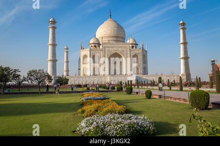 Taj Mahal mausolée en marbre blanc construit par l'empereur shahjahan porte l'héritage de l'architecture Mughal indien. site du patrimoine mondial de l'unesco. Banque D'Images