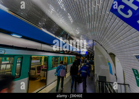 Paris, France 1 juin 2015 : Former à l'intérieur de la station de métro parisien, les personnes entrant et sortant de la plate-forme. Banque D'Images