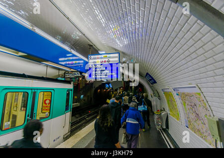 Paris, France 1 juin 2015 : Former à l'intérieur de la station de métro parisien, les personnes entrant et sortant de la plate-forme. Banque D'Images