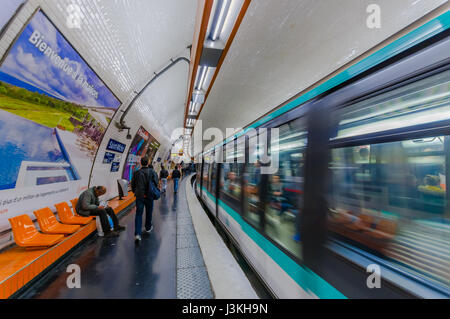Paris, France 1 juin 2015 : Former à l'intérieur de la station de métro parisien, les personnes entrant et sortant de la plate-forme. Banque D'Images