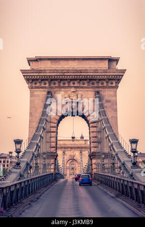 Les voitures roulent sur le Pont des Chaînes historiques, qui enjambe le Danube à Budapest, la capitale de la Hongrie. Banque D'Images