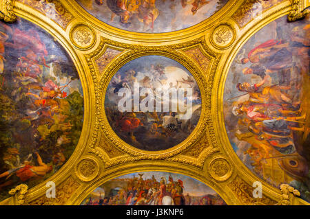 Paris, France 1 juin 2015 : peinture fantastique dans le plafond à l'intérieur Salon de Diana, Château de Versailles. Banque D'Images