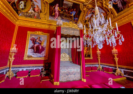 Paris, France 1 juin 2015 : à l'intérieur Salon de Mercure, Château de Versailles, de velours rouge et de couleur d'or de l'intérieur. Banque D'Images