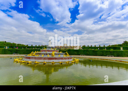 Paris, France 1 juin 2015 : superbe et spectcacular les fontaines d'eau qui se trouve autour du palais de Versailles. Banque D'Images