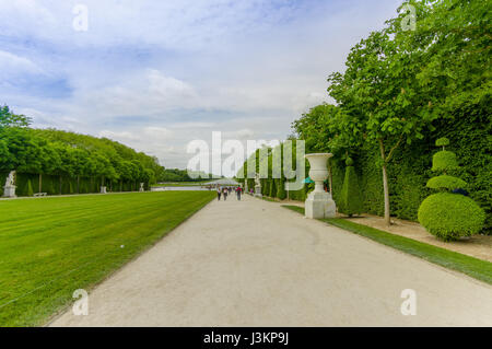 Paris, France 1 juin 2015 : jardins de Versailles avec ses magnifiques arrangements vert. Banque D'Images