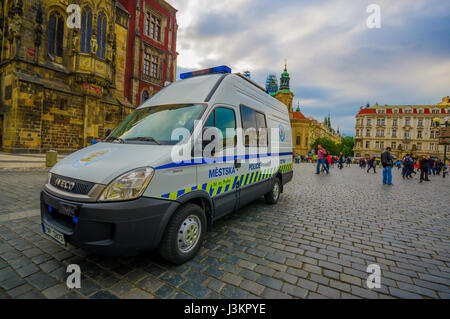 Prague, République tchèque - 13 août, 2015 : voiture de police passant sur la place de la vieille ville par une belle journée, vu de la rue. Banque D'Images