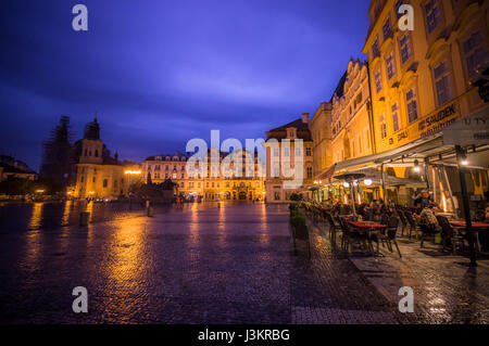 Prague, République tchèque - 13 août, 2015 : de belles façades jaune avec Bridgestone en passant par un beau soir de pluie. Banque D'Images