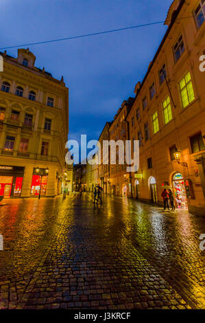 Prague, République tchèque - 13 août, 2015 : de belles façades jaune avec Bridgestone en passant par un beau soir de pluie. Banque D'Images