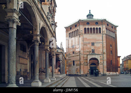 La Cathédrale Santa Maria Assunta et Battistero, Cremona, Lombardie, Italie, Europe Banque D'Images