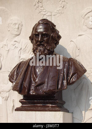Le Henry Wadsworth Longfellow Memorial à Cambridge, Massachusetts, présente un buste du célèbre poète américain. Situé dans Longfellow Park, le mémorial honore ses contributions importantes à la littérature américaine. Le buste, créé à son image, commémore ses réalisations littéraires, y compris des œuvres comme 'Paul Revere's Ride' et 'The Song of Hiawatha', qui ont eu une influence durable sur la culture et l'histoire américaines. Banque D'Images
