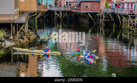 Kayak sur la rue du Ruisseau à Ketchikan, Alaska. Banque D'Images