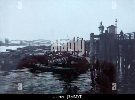 Cette image historique de 1908 capture le port de Hambourg, en Allemagne, une plaque tournante maritime importante en Europe. La photo montre le port animé, les quais, les navires et l'environnement commercial actif au début du XXe siècle. Banque D'Images