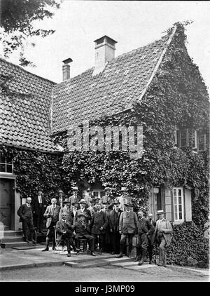 Cette photographie de groupe du début du XIXe siècle présente des individus vêtus de vêtements d'époque, reflétant la mode et les normes culturelles de l'époque. L'image sert de cliché historique de la vie sociale dans les années 1800 Banque D'Images