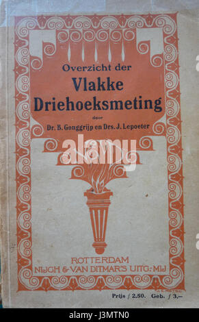Ce titre fait référence à un travail scientifique ou mathématique de Gonggrijp et Lepoeter, axé sur les mesures de triangle plat. La couverture avant indique que le contenu se rapporte à des études géométriques avancées ou à la topographie, éventuellement en cartographie ou en arpentage. Banque D'Images