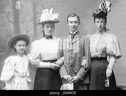La grande-duchesse Anstasia Mikhaïlovna de Russie avec ses trois enfants021 Banque D'Images
