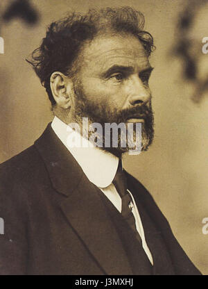 Gustav Klimt (1862-1918) était un peintre symboliste autrichien connu pour son style distinctif combinant imagerie symbolique et éléments décoratifs. Il est surtout connu pour des œuvres comme 'The Kiss' et 'Portrait of Adele Bloch-Bauer I'. Son art incorpore souvent des feuilles d'or et a eu une influence dans le mouvement Art Nouveau. Banque D'Images