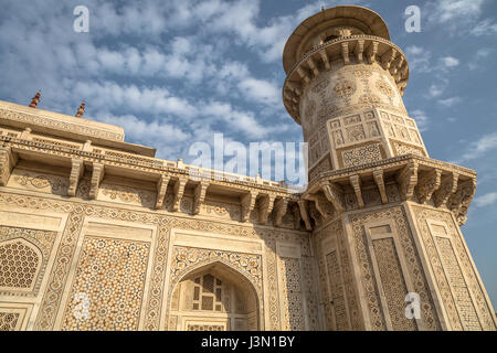 Tombe d'Itimad-ud-Daulah également connu comme le bébé à Agra Taj est un mausolée en marbre blanc avec des sculptures complexes sur l'extérieur et l'intérieur. Banque D'Images